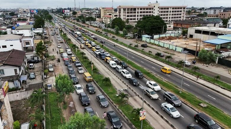 ナイジェリアのラゴスの道路。8月6日にラゴスで撮影。REUTERS/Sodiq Adelakun