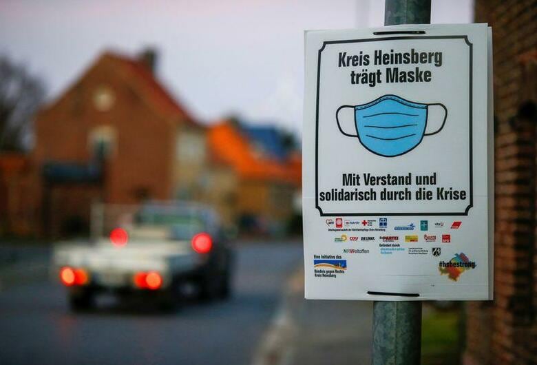ドイツのロベルト・コッホ研究所（ＲＫＩ）のヴィーラー所長は２６日、同国を見舞っている新型コロナウイルス感染の第３波がこれまでで最悪となる「明白なシグナル」があるとし、１日当たりの新規感染者数が１０万人に達する恐れもあると警鐘を鳴らした。「ハインスベルク群はマスクをしています」とのサイン。２月撮影（２０２１年　ロイター／Thilo Schmuelgen）