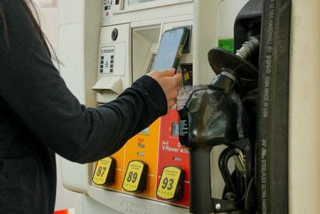 米ワシントンのガソリンスタンド。３月５日撮影（２０２６年　ロイター/Ken Cedeno）
