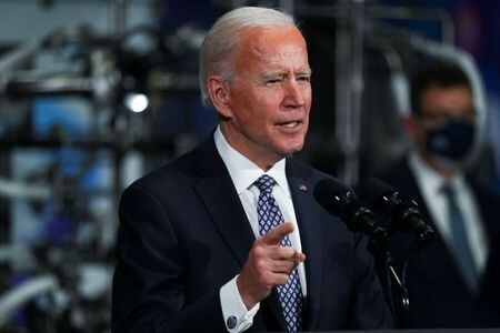 ２月２１日、バイデン米大統領（写真）は就任から１カ月で、２００９年の金融危機時を上回る規模の経済対策を確保する上での節目の段階までこぎ着けた。ミシガン州カラマズーで１９日撮影（２０２１年　ロイター/Tom Brenner） 