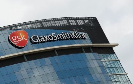 英製薬大手グラクソ・スミスクライン（ＧＳＫ）は７日、新型コロナウイルスワクチンの開発でカナダのバイオ医薬品開発会社のメディカゴと提携したと発表した。ロンドンで５月撮影（２０２０年　ロイター/Matthew Childs）
