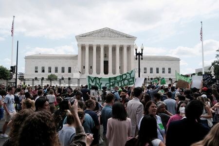 米連邦最高裁が２４日、人工妊娠中絶を憲法上の権利と認める１９７３年の「ロー対ウェイド判決」を覆す判断を下したことを受け、国内の約半数の州が中絶の制限に動く見通しとなる中、ウォルト・ディズニーやメタ・プラットフォームズなどの企業は相次いで、州外で中絶手術を受ける必要の従業員の交通費などのコストを支援する方針を表明した。（２０２２年　ロイター／Michael A. McCoy）