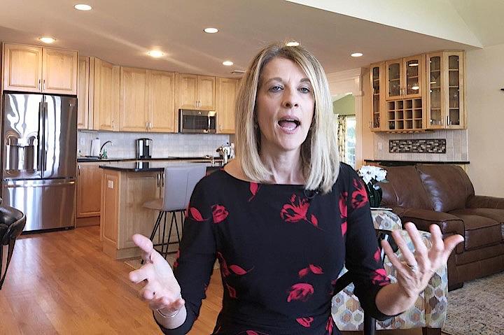 現代貨幣理論（MMT）の提唱者として知られるニューヨーク州立大学ストニーブルック校のステファニー・ケルトン教授（写真）は、ロングアイランドのセトーケット港を見下ろす自宅から、米政府の経済政策運営に革命を起こしたいと考えている。ニューヨークで6月11日撮影（2019年　ロイター/Howard Schneider）