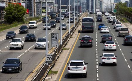 　カナダ政府は６月２９日、ガソリンやディーゼルといった内燃エンジンを搭載する新車の販売を２０３５年に禁止すると発表した。同年からは、二酸化酸素や窒素酸化物など環境および健康に有害な物質を排出しない「ゼロエミッション車」の新車販売しか認められない。２０１５年６月、トロントで撮影（２０２１年　ロイター/Mark Blinch）
