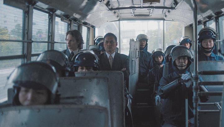 新聞記者のエーデルスタイン（左）は片桐（右）の助けを借りて組織犯罪にメスを入れ、やがて命を狙われる　PHOTOGRAPH BY COURTESY OF HBO MAX