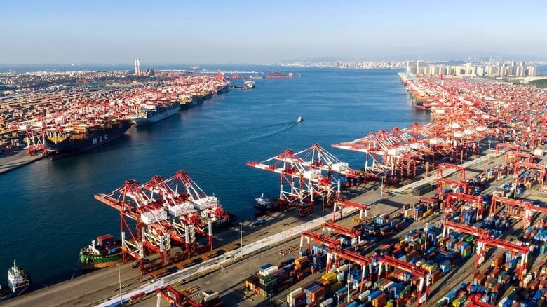 中国・山東省の青島港のコンテナターミナル（9月25日）　Costfoto／NurPhoto
