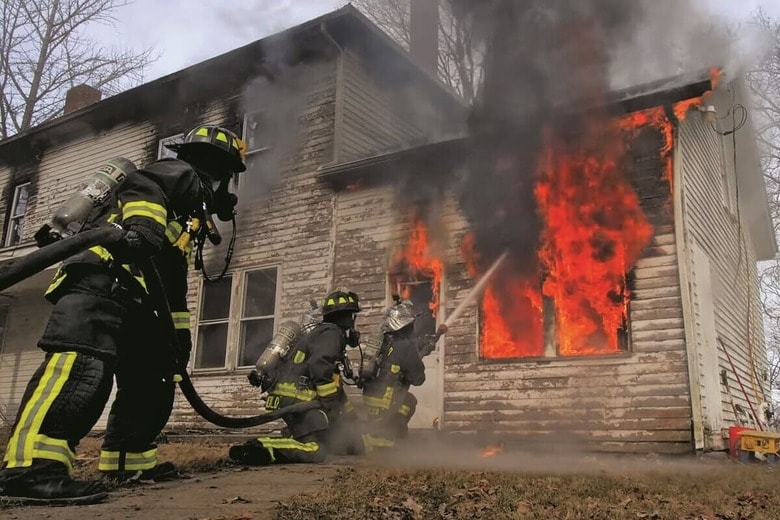 最近の住宅は建材や設計の影響で火の回りが速く、火災発生から逃げるための時間は限られ ている（UL火災安全研究所による火災実験）UL FIRE SAFETY RESERCH INSTITUTE