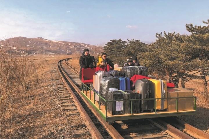 最後は手押しトロッコで北朝鮮を出国したロシア人外交官一家　RUSSIAN FOREIGN MINISTRY