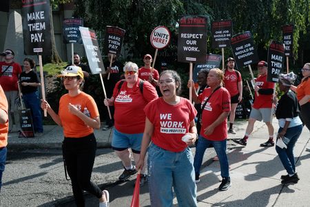 　９月２日、米国内のホテル従業員約１万人によるストライキ開始から２日目となった同日、レーバーデーの祝日で繁忙日となる中、数十軒のホテルでサービスに支障が出たことが、従業員や労働組合の話で分かった。写真はコネチカット州グリニッジでのデモ。１日撮影（２０２４年　ロイター/UNITE HERE）