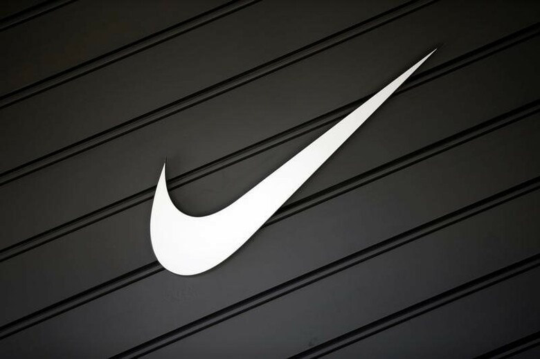 ８月１２日、米ナイキの株価が五輪開幕から１週間で、競合他社に見劣りする動向となっている。写真は４月ロサンゼルスで撮影されたナイキのロゴ（２０１６年　ロイター/Lucy Nicholson）