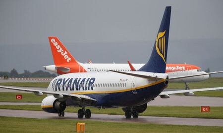 欧州の格安航空会社は、バイオ燃料などの「持続可能な燃料（ＳＡＦ）」の一定割合の利用を航空各社に義務付ける欧州連合（ＥＵ）の計画について、短距離路線だけでなく長距離路線も対象にするようＥＵに要請した。写真は英マンチェスター空港を離発着する格安航空各社の旅客機。２０１６年６月２８日に撮影。（２０２１年　ロイター／Andrew Yates）