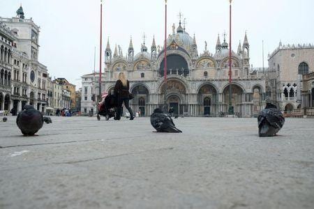 　３月１０日、イタリア市民保護局は、新型コロナウイルスの感染による死者が１６８人増え合計６３１人になったと発表した。増加数は初めての国内感染例が確認された２月２１日以降で最多に。ベネチアのサンマルコ広場で撮影（２０２０年　ロイター/Manuel Silvestri）
