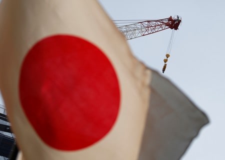 　１１月１４日、７―９月の国内総生産（ＧＤＰ）は辛うじて４四半期連続のプラス成長を確保したが、消費増税前でも潜在成長率を下回り、足取りはひ弱だ。増税や災害により１０―１２月はマイナス成長に陥る見通しで、来年も五輪後の特需剥落などで通年で低成長が予想されている。 写真は都内で２０１６年８月撮影（２０１９年　ロイター／Kim Kyung Hoon）