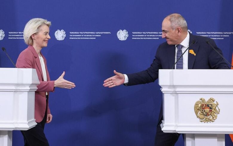 欧州連合（EU）のフォンデアライエン欧州委員長（左）とアルメニアのパシニャン首相。7月2日、アルメニアの首都エレバンで撮影。Hayk Baghdasaryan/Photolure via REUTERS
