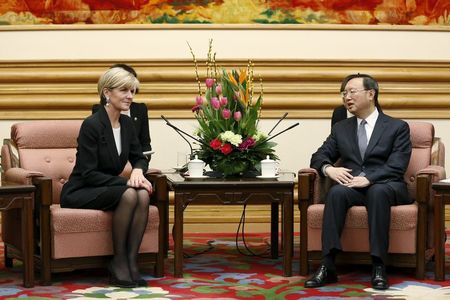 ２月１８日、ビショップ豪外相は、中国が南シナ海のパラセル諸島に地対空ミサイルを配備したと伝えられたことについて、中国側は肯定も否定もしなかったと明らかにした。写真は楊国務委員と会談するビショップ外相。代表撮影（２０１６年　ロイター）