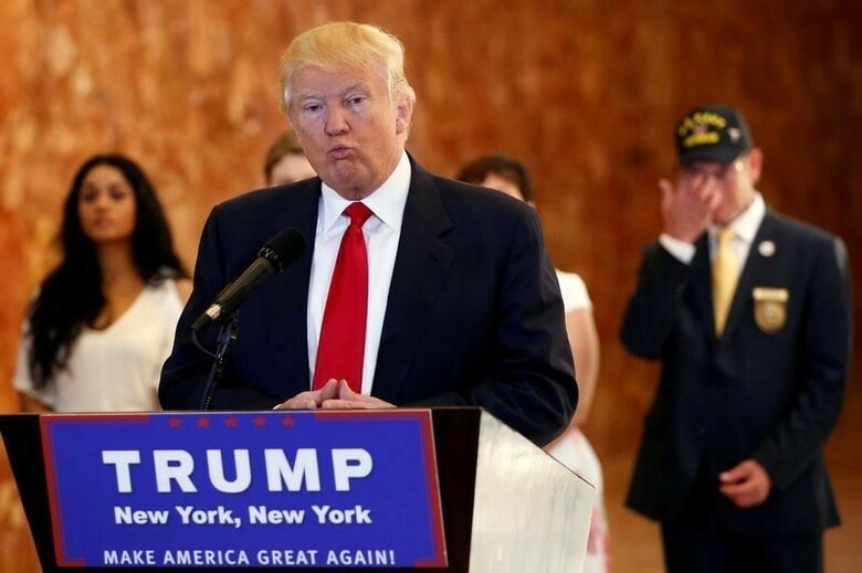 ９月１３日、米ニューヨーク州のシュナイダーマン司法長官は、大統領選の共和党候補ドナルド・トランプ氏が運営に関わっている慈善団体「トランプ財団」について、非営利団体に関する州法に順守しているかどうか調査に着手したことを明らかにした。マンハッタン・トランプタワーで退役軍人への支援金について記者発表中のトランプ氏（２０１６年　ロイター／Lucas Jackson）