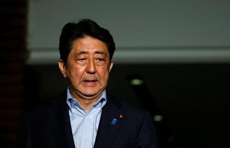 　７月２日、安倍晋三首相（写真）は同日夜、バングラデシュの首都ダッカで発生した人質事件に関し、安否不明の日本人７人の状況は「確認に全力を尽くしているが大変厳しい」とし、「バングラデシュの発展のために尽力した皆さんであり、痛恨の極みだ」と語った。官邸で２日撮影（２０１６年　ロイター／Toru Hanai）