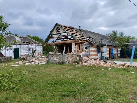 ５月２４日、ウクライナ領からロシア西部ベルゴロド州に武装集団が侵入する事態が起きたことで、ロシアはウクライナが大規模な反転攻勢準備を進めている最中に前線から部隊を移動させざるを得なくなったと、軍事アナリストらは解説する。写真は、武装集団の侵入を受けたとされるベルゴロド州の破壊された家屋。同州知事が２３日にテレグラムで公開（２０２３年　ロイター）