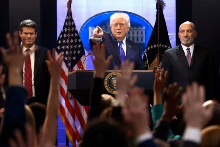 写真は記者会見に臨むトランプ米大統領（中央）。2月20日、米ワシントンで撮影。REUTERS/Kevin Lamarque