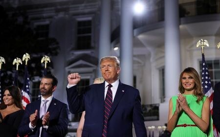 米ニールセンの暫定データによると、共和党の大統領候補に正式指名されたトランプ大統領が受諾演説を行った２７日夜のテレビ視聴数は２１６０万人と、先週のバイデン民主党候補による演説の視聴者数を下回った。写真は２７日夜、ワシントンで行われた受諾演説直後に撮影（２０２０年　ロイター/Carlos Barria）