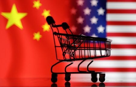 　関税を一時的に引き下げる米中合意は中国からの小口輸入品に対する関税免除措置「デミニミス」を復活させるまでには至らなかったが、それでも「ＳＨＥＩＮ（シーイン）」や「Ｔｅｍｕ（テム）」のような中国発の格安ネット通販サイトに一息つく時間を与えることになりそうだ。写真はショッピングカートと米中の国旗、２０２３年１月撮影（２０２５年　ロイター/Dado Ruvic）