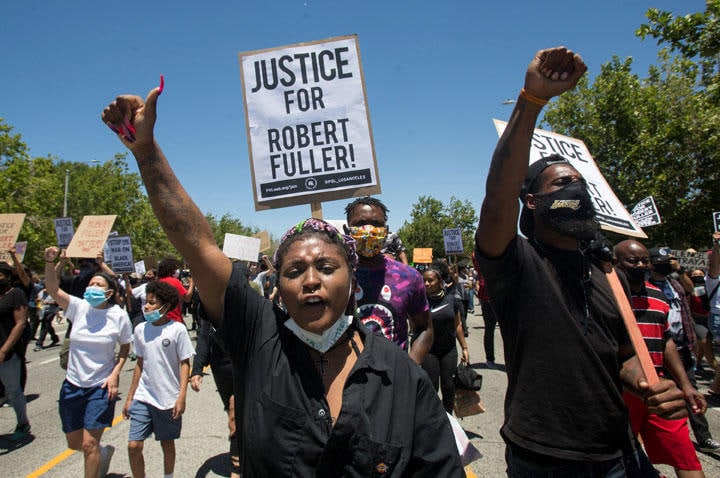 フラーの死について公正な捜査を求めるデモ隊　Ringo Chiu-REUTERS
