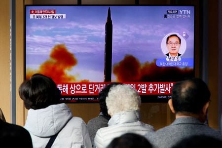 　１１月４日、韓国は、北朝鮮が３日深夜に海上の境界付近に約８０発の砲弾を発射したと発表した。写真は韓国・ソウルでニュースを見る人々。３日撮影（２０２２年　ロイター/ Heo Ran）