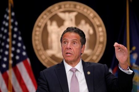 ８月３日、クオモ米ニューヨーク（ＮＹ）州知事（写真）は、連邦政府や他の州政府は国内の新型コロナウイルス流行当初にＮＹ州が受けた壊滅的な被害を深刻に受け止めなかったため、足元の感染拡大につながったと批判し、連邦政府のコロナ対応は「近代政治史で最大の失敗」だと強調した。ニューヨークで７月撮影（２０２０年　ロイター/Mike Segar）