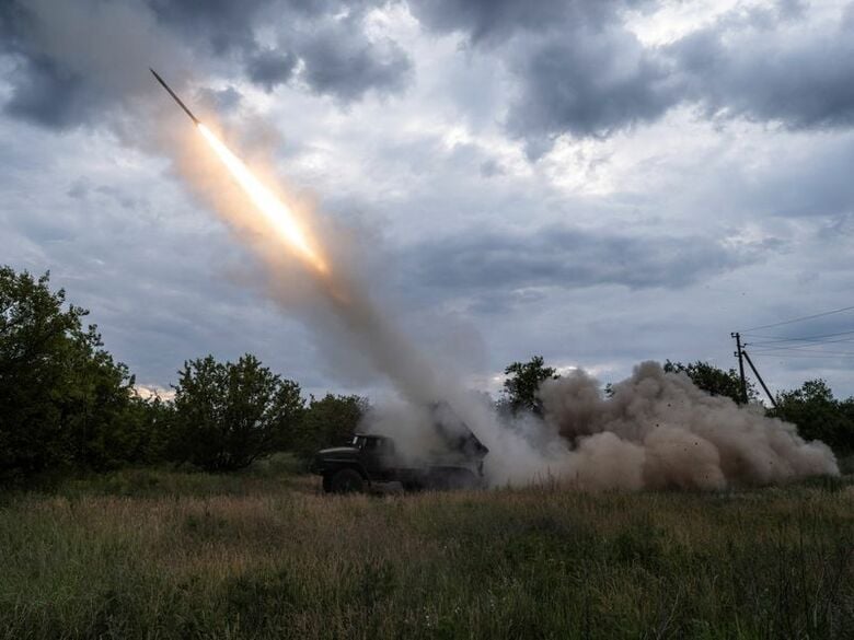 ウクライナの最前線でロシアに向けて発射される多連装ロケットシステム、4日の提供写真　Iryna Rybakova/Press Service of the 93rd Kholodnyi Yar Separate Mechanized Brigade of the Ukrainian Armed Forces/Handout via REUTERS