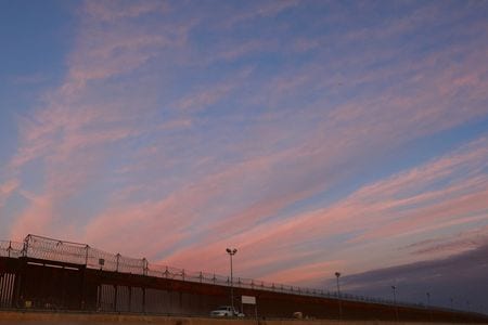 　米陸軍は２８日、メキシコとの国境に兵士１１４０人を追加派遣し、不法移民対策に関連した兵站などの後方支援にあたると明らかにした。メキシコ・シウダー・フアレスで２月撮影（２０２５年　ロイター／Jose Luis Gonzalez）