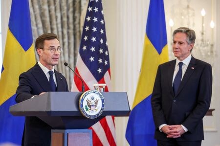 スウェーデンは７日、北大西洋条約機構（ＮＡＴＯ）に正式に加盟した。スウェーデンは２０２２年のロシアによるウクライナ全面侵攻開始を受け長年の中立政策を転換。昨年に加盟したフィンランドに次いで、３２カ国目のＮＡＴＯメンバー国となった。写真は３月７日、ワシントンの米国務省で共同記者会見を行うスウェーデンのクリステション首相とブリンケン米国務長官（２０２４年　ロイター／Amanda Andrade-Rhoades）