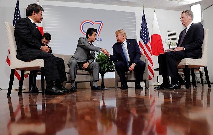 トランプ米大統領は日本との通商交渉が原則合意したことを明らかにした。9月の国連総会前後に署名することになるという。写真は会談する安倍晋三首相（左）とトランプ大統領。8月25日、フランスのビアリッツで撮影（2019年　ロイター/Carlos Barria）