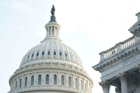 米議会下院は２４日、共和党優位の州における投票権制限に向けた動きに対抗するために民主党議員が提案した法案を、２１９対２１２の賛成多数で可決した。写真は米議事堂、８月撮影（２０２１年　ロイター／Elizabeth Frantz）