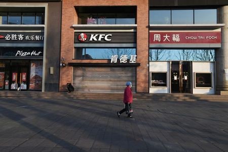 中国湖北省の衛生当局は、新型コロナウイルスの新たな感染者が２０日は４１１人だったと明らかにした。写真は２０日、武漢の街を歩く女性（２０２０年　ロイター）