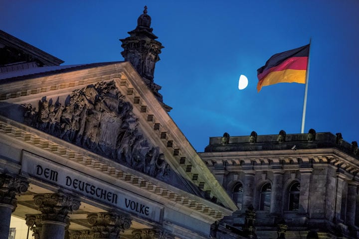メルケル長期政権の下、ドイツは落日を迎えようとしている（首都ベルリンの国会議事堂） BERND VON JUTRCZENKA-PICTURE ALLIANCE/GETTY IMAGES