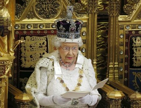 　５月２７日、英国のキャメロン首相は向こう１年間の施政方針を発表した。写真は議会で演説するエリザベス女王。ロンドンで同日代表撮影（２０１５年　ロイター）