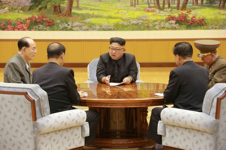 １１月２１日、北朝鮮の金正恩朝鮮労働党委員長（中央）の最側近である崔竜海党副委員の命令で、同じく最側近の１人と見られていた黄炳瑞・朝鮮人民軍総政治局長が何らかの罪で処罰されたと見られている。ＫＣＮＡが９月提供（２０１７年　ロイター）