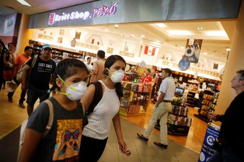中南米で、これまでに少なくとも3カ国が、新型コロナウイルス拡大抑制策として、公立・私立の学校で短期間、全授業を中止する指示を出している。写真はリマの空港で6日撮影（2020年　ロイター）