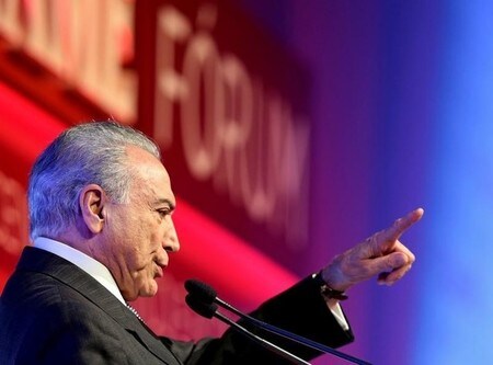 　１０月４日、ブラジルの調査会社イボペが全国工業連盟の委託で実施した世論調査で、テメル大統領の支持率低迷が続いていることが明らかになった。写真は９月、サンパウロで経済政治フォーラムで演説するテメル大統領（２０１６年　ロイター／Paulo Whitaker）