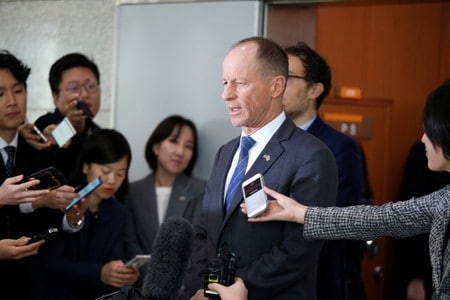 韓国を訪問中のスティルウェル米国務次官補（東アジア・太平洋担当）は６日、安倍晋三首相と文在寅（ムン・ジェイン）韓国大統領が対話したことについて「非常に心強い」と述べた。写真は会見に応じる同国務次官補。ソウルで撮影（２０１９年　ロイター／Heo Ran）