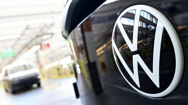 写真はフォルクスワーゲン（ＶＷ）のロゴ。3月4日、ドイツのハノーバーで撮影。 REUTERS/Fabian Bimmer