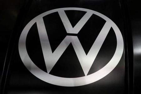 　１１月２１日、ドイツ自動車大手フォルクスワーゲン（ＶＷ）は、今年不振だった中国市場について、来年は落ち着いた環境になり、販売は小幅増加すると予想。その後の３─４年間はこうした低成長が続くとの見通しを示した。写真は１１月２０日、ロサンゼルスの自動車ショーで撮影（２０１９年　ロイターLucy Nicholson）