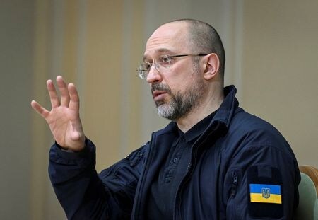 ウクライナのシュミハリ首相は数週間以内にカナダを訪問する予定だ。首相報道官が７日ロイターに語った。写真は記者会見に臨むシュミハル首相で３月撮影（２０２３年　ロイター／Viacheslav Ratynskyi）