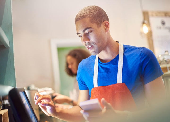 高校生のアルバイトを欧米諸国では社会経験の一環として捉えている　sturti/iStock.