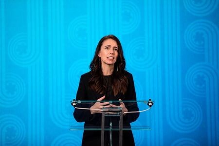 アジア太平洋経済協力会議（ＡＰＥＣ）首脳会議は１２日、供給網の強化や新型コロナウイルス感染拡大への対応を通して地域の景気回復に取り組むと同時に、気候変動問題に共に対処すると確約する共同声明を採択し、閉幕した。写真は議長を務めたアーダーンＮＺ首相。（２０２１年　ロイター/Jeff Tollan/APEC New Zealand）