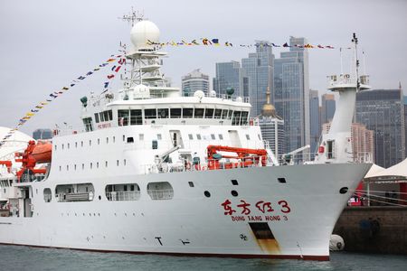 2019年10月、中国青島の桟橋に停泊中の深海調査船「東方紅3」。 cnsphoto/REUTERS