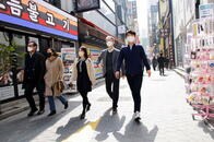 韓国、新型コロナ新規感染者世界最多　政府はさらに規制緩和