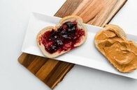 超加工食品、栄養価が同じでも体と脳の反応に違い　新研究