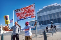 トランプ関税、最高裁で正念場...「アメリカが解放される日」の行方