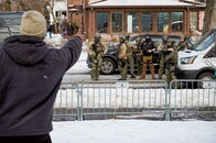 トランプは「プロの扇動者」と決めつけるが...ICEが射殺した女性は本当に「テロリスト」だったのか